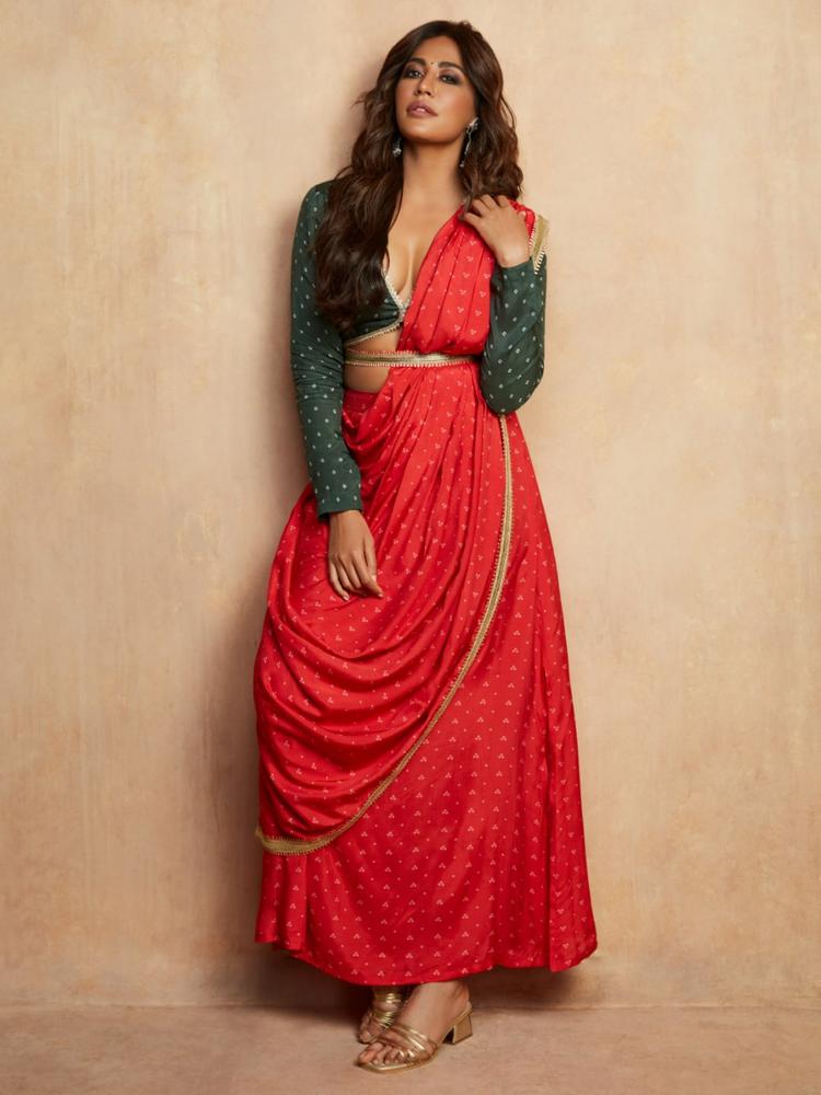 TrueBrowns Red & White Zari Silk Blend Bandhani Saree