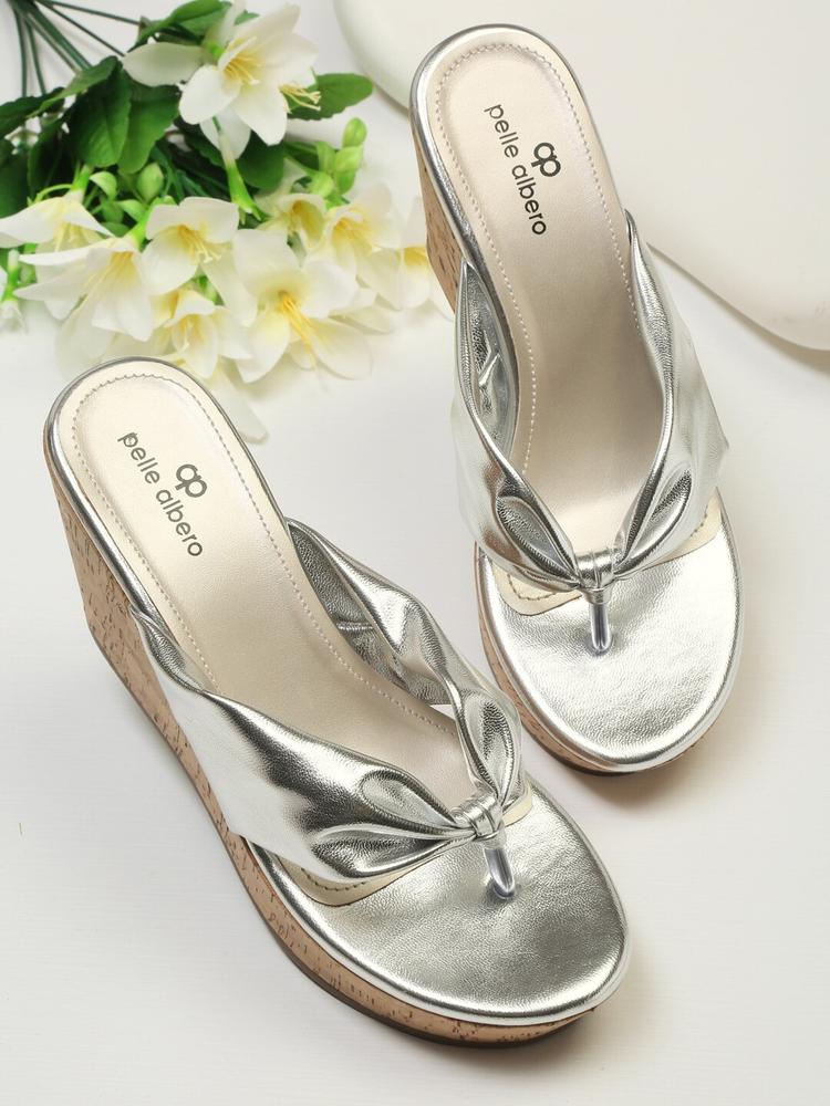 pelle albero Silver-Toned Wedge Pumps with Bows