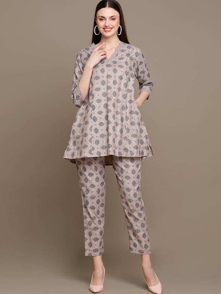 MALHAAR Ethnic Motif Printed V Neck A-Line Kurti With Trousers